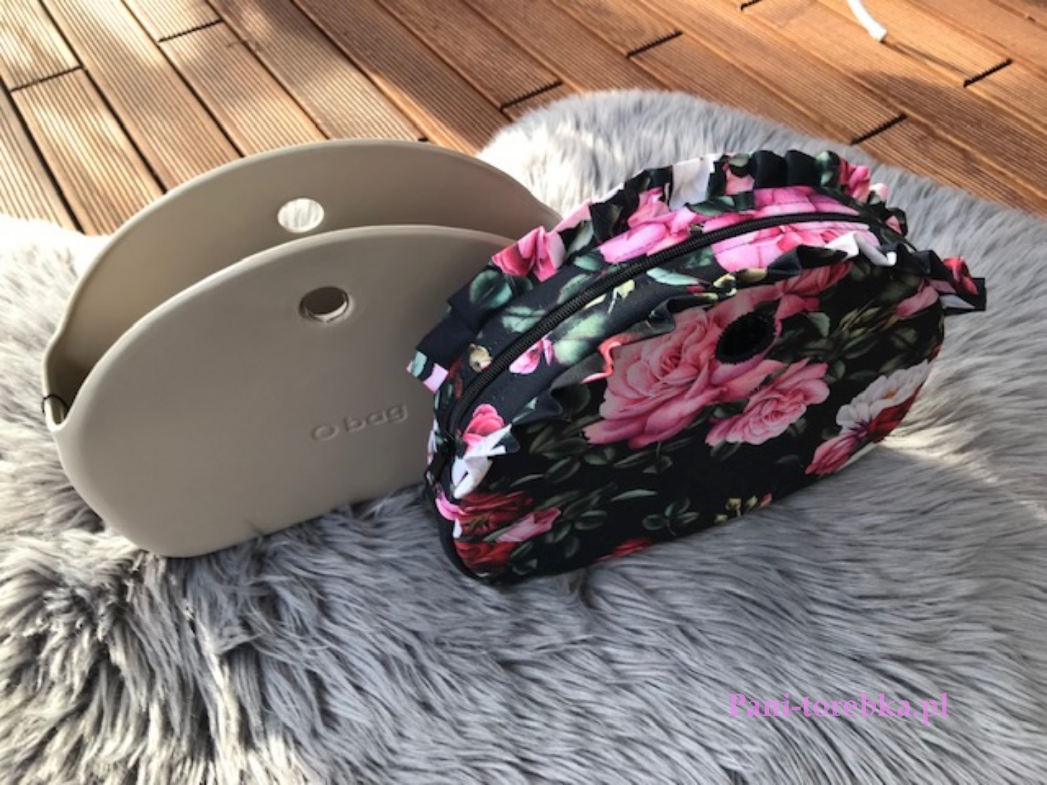 tkanina róże na czarnym - plus 15 zł do ceny organizera