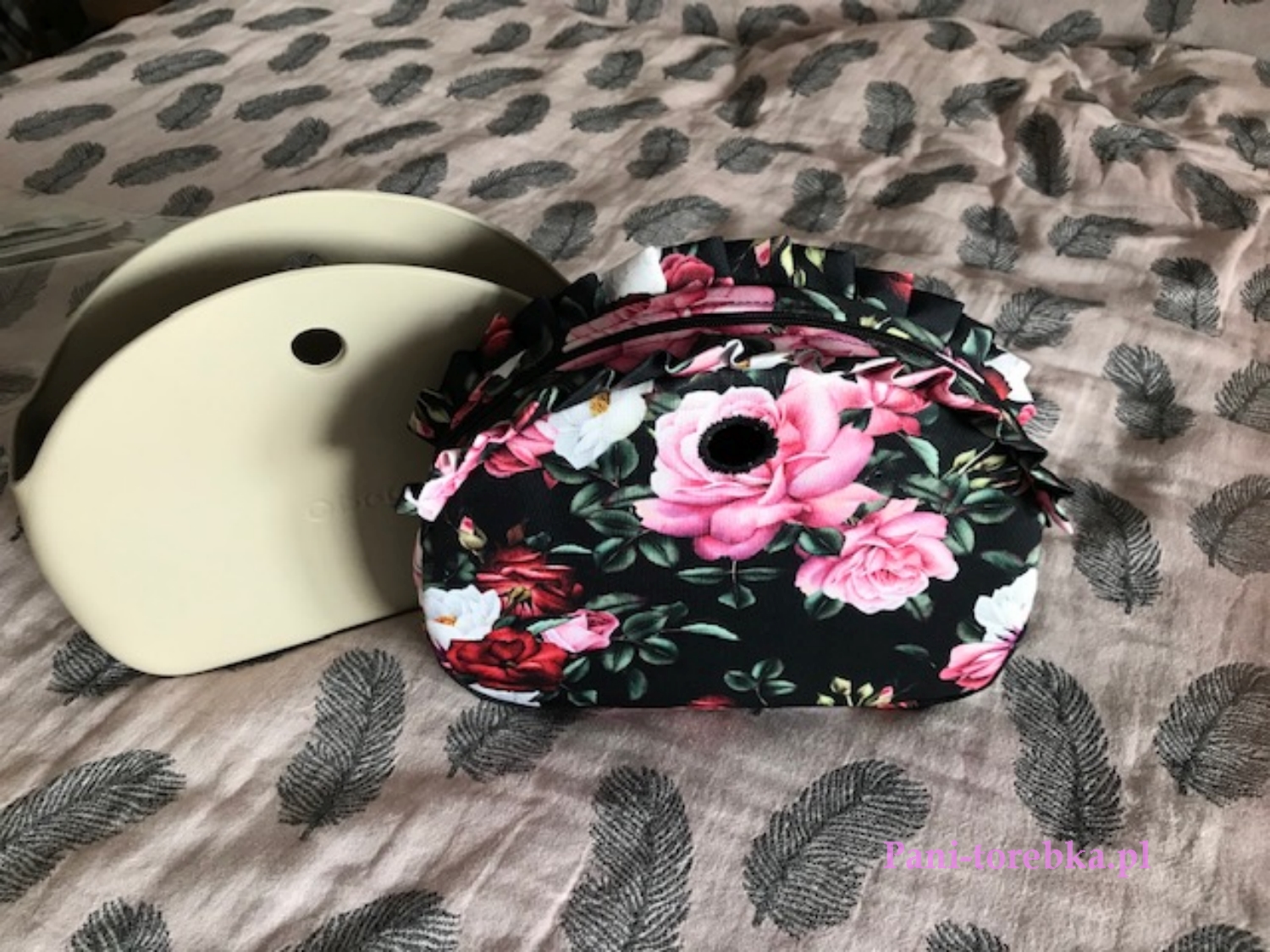 organizer na zamek obag moonlight roze na czarnym plus falbanka