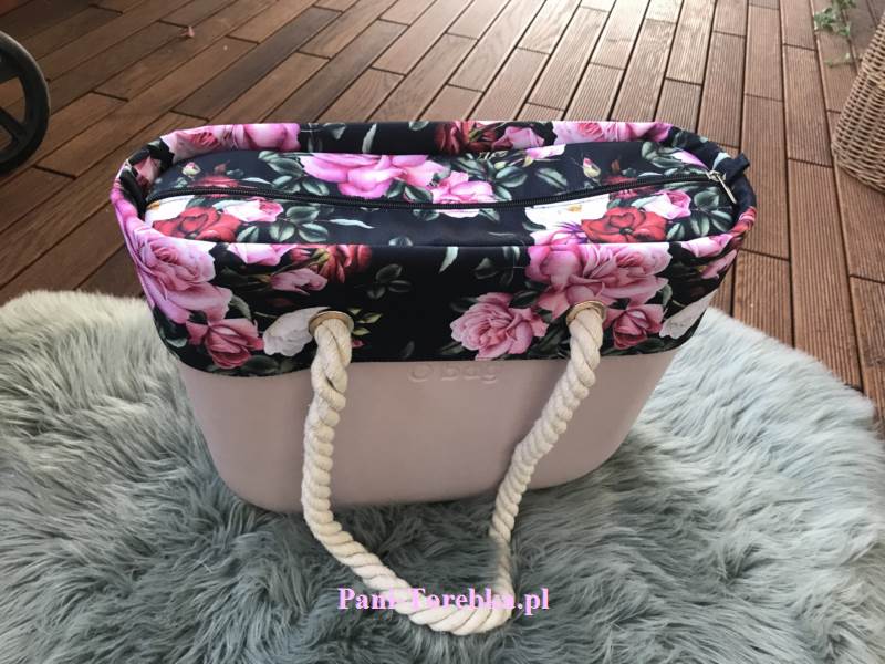 tkanina róże na czarnym - plus 15 zł do ceny organizera