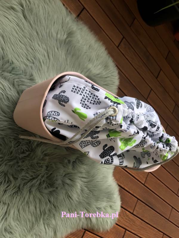 komin obag standard kaktusy na białym tle