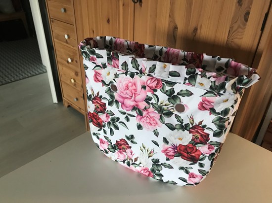 organizer obag mini plus falbanka róże na białym